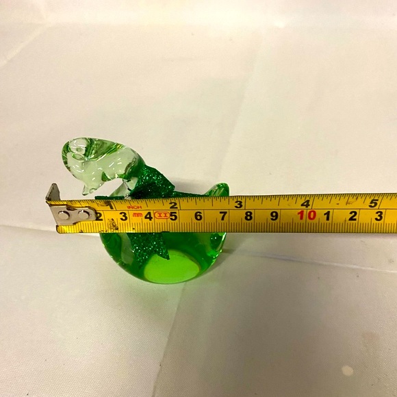 Glass Art Swan Paper weight with Green glitter bow - Picture 5 of 6
